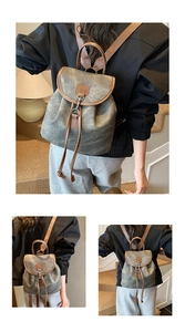 Dettaglio zaino in tela retrò con cinturini in pelle marrone e ganci vintage