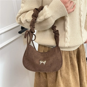 Sac hobo en daim marron avec boucle papillon et poignée plissée élégante