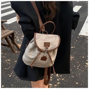 Détail d'un sac à dos rétro en toile avec garniture en cuir brun et crochet