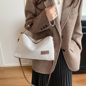 Elegante borsa a spalla in tela con finiture in pelle marrone e manico superiore