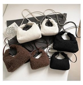 Detail van teddy fleece schoudertassen in verschillende kleuren en maten op een minimalistische set