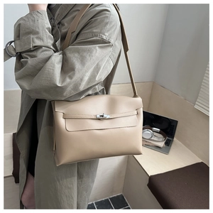 Vue détaillée latérale du sac en cuir beige avec fermoir tournant et fine bandoulière