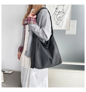 Gros plan d'un grand sac cabas à carreaux montrant sa texture en toile durable