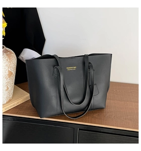 Détail du grand sac cabas noir mat avec lettrage doré et doubles bandoulières