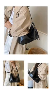 Détail du sac fourre-tout noir mat minimaliste avec accent tressé pour un usage quotidien