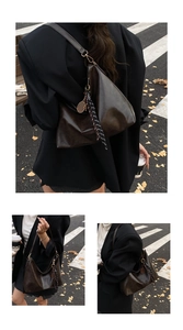 Détail du grand sac cabas en cuir marron avec breloque raquette et foulard à carreaux