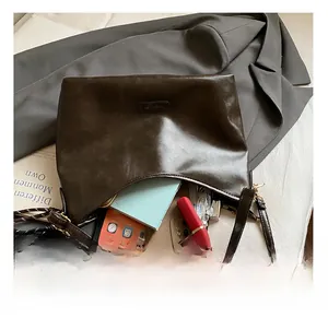 Vue intérieure du sac bandoulière marron en croissant montrant sa grande capacité