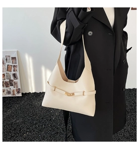Dettaglio borsa tote in ecopelle crema con fibbia dorata e finitura opaca raffinata