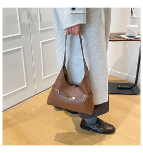 Dettaglio ravvicinato della borsa hobo in pelle marrone scuro con fibbia dorata