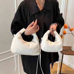 Witte teddy fleece halve maan schoudertassen in twee maten voor een winterse stijl