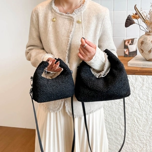 Minimalistische zwarte hobo-tas van imitatiebont, groot en klein model met riem