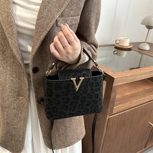 Sac à bandoulière léopard noir à la mode avec boucle V dorée et bandoulière réglable