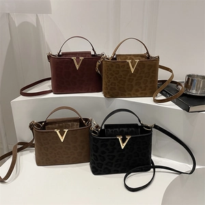 Sac à main chic motif léopard avec fermoir V doré et poignée en quatre couleurs élégantes