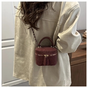 Mini bordeaux emmertas met kettingriem van achteren gezien op een modeloutfit
