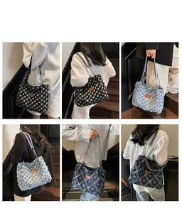 Vue détaillée des cabas en denim à damier et étoiles avec bords effilochés stylés
