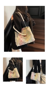 Détails du cabas en denim patchwork avec étoiles colorées, franges et bandoulière