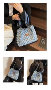 Détails du sac cabas en denim à carreaux avec anses en cuir violet et chaîne argentée