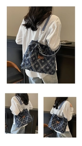 Sac fourre-tout chic en jean à imprimé étoiles porté par un mannequin en intérieur