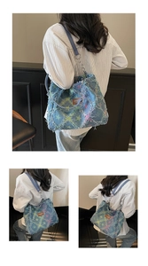 Vue détaillée du sac en jean avec étoiles et texture effilochée sur chemise rayée