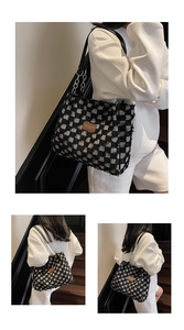 Détail d'un sac cabas à carreaux avec bords effilochés et étiquette en cuir brun