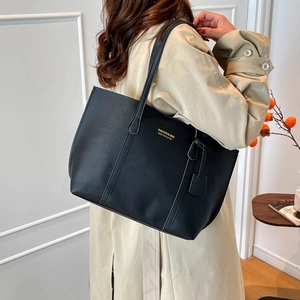 Sac fourre-tout noir classique pour femme grande capacité avec lettrage doré tendance