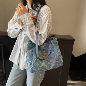 Sac fourre-tout en denim patchwork avec étoiles, lanières en cuir et chaîne argentée