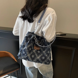 Grand sac cabas en jean bleu avec imprimés étoiles et bords effilochés à l'épaule