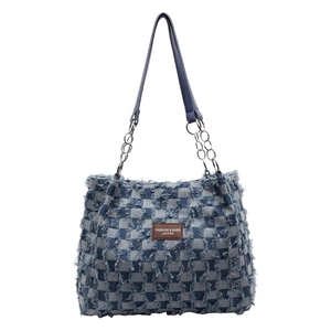 Sac fourre-tout rétro en denim à damier avec franges effilochées et chaînes argentées