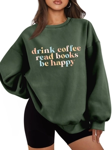 Detailansicht der drink coffee read books be happy Aufschrift auf dunkelgrünem Sweatshirt
