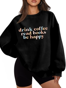 Detailansicht des farbigen Schriftzugs auf dem schwarzen Oversized-Sweatshirt für Damen
