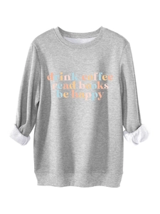 Detail des grauen Sweatshirts mit weichem Fleece-Futter und buntem Slogan-Aufdruck