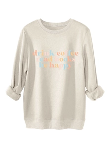 Detail des beigen Sweatshirts mit Drink Coffee Read Books Aufdruck und Rippbündchen