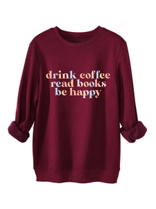 Detailaufnahme burgunderfarbenes Sweatshirt mit Aufdruck und gerippten Ärmelbündchen