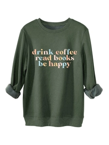 Detail eines waldgrünen Sweatshirts mit dem Aufdruck drink coffee read books be happy