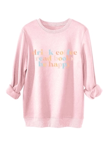 Detail eines rosa Sweatshirts mit 'drink coffee read books' Print und geripptem Ausschnitt