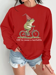 Détail du sweatshirt rouge avec imprimé graphique de grenouille à vélo et texte amusant