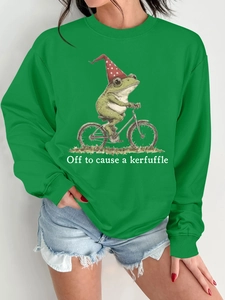 Détail d'un sweat vert avec un crapaud à vélo et texte humoristique imprimé