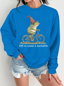 Détail du sweat-shirt bleu avec un grenouille à vélo et le texte Off to cause a kerfuffle