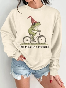 Détail de l'imprimé grenouille à vélo sur le sweat-shirt à col rond blanc cassé