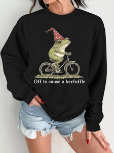 Détail de l'illustration de grenouille à vélo et texte sur un sweat-shirt noir uni