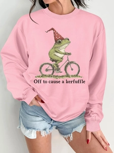 Détail d'un sweat-shirt rose avec imprimé graphique d'une grenouille à vélo amusante