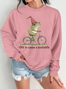 Détail de l'imprimé grenouille drôle sur un sweat rose à col rond pour femme