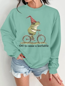 Détail du sweat vert menthe avec motif amusant de grenouille à vélo et slogan