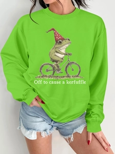 Détail d'un sweat vert néon avec une grenouille à vélo et une citation amusante