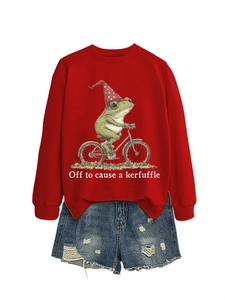 Détail du sweat rouge avec imprimé grenouille à vélo et texte humoristique en anglais