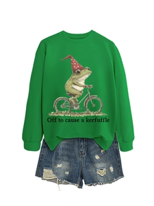 Détail de l'imprimé grenouille et du texte amusant sur le sweat-shirt vert