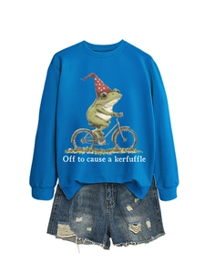 Vue à plat d'un sweat bleu avec motif grenouille et short en jean délavé assorti