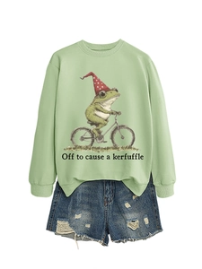 Détail d'un sweat vert clair avec motif graphique de grenouille 'Off to cause a kerfuffle'