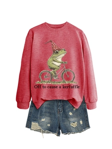 Détail du sweat-shirt rouge avec imprimé grenouille drôle et short en denim