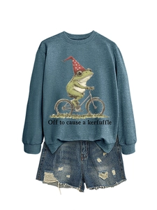Détail du sweat-shirt bleu avec un grenouille à vélo et impression texte kerfuffle